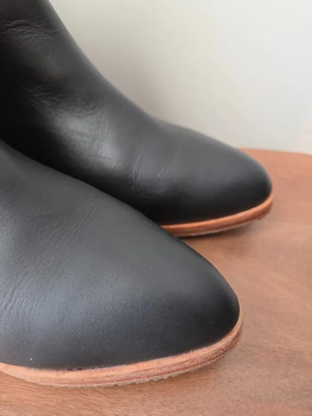 LIKE NEW NISOLO BLACK GENUINE LEATHER EVA EVERYDAY CHELSEA BOOTS SIZE 9.5 WOMENS